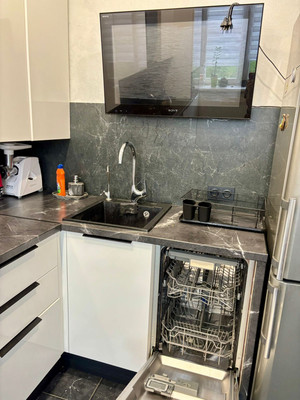 Продам трехкомнатную (3-комн.) квартиру, Тихорецкая ул, 20, Калининград г