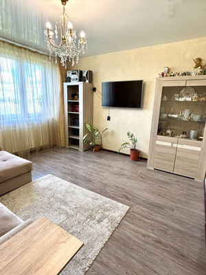 Продам трехкомнатную (3-комн.) квартиру, Тихорецкая ул, 20, Калининград г