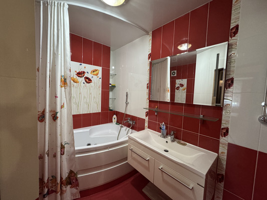 Продам трехкомнатную (3-комн.) квартиру, Каспарова ул, 43, Армавир г