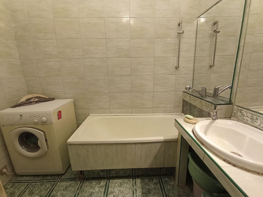 Продам многокомнатную квартиру, 15-я В.О. линия, 16, Санкт-Петербург г