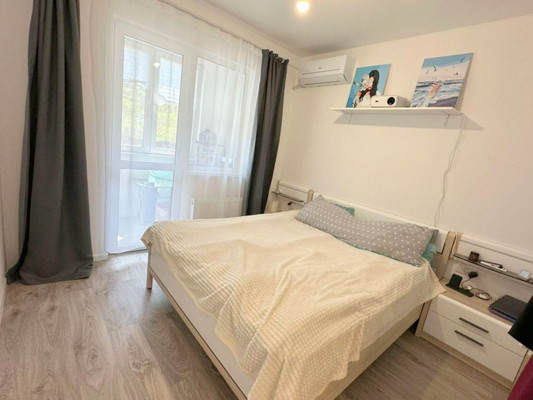 Продам двухкомнатную (2-комн.) квартиру, Николая Старшинова ул, 12к2, Супсех с
