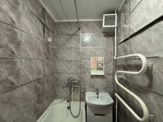 Продам двухкомнатную (2-комн.) квартиру, 12-й мкр, 1, Дятьково г