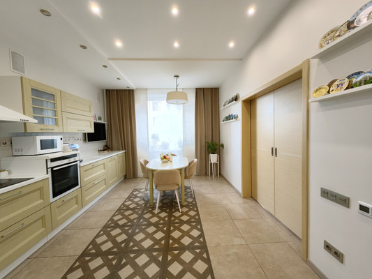 Продам трехкомнатную (3-комн.) квартиру, Альберта Камалеева пр-кт, 28, Казань г