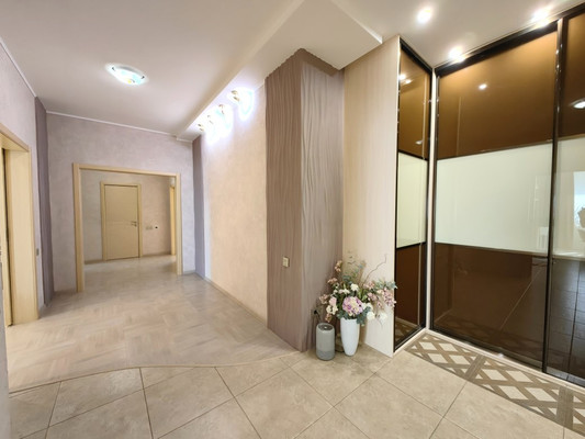 Продам трехкомнатную (3-комн.) квартиру, Альберта Камалеева пр-кт, 28, Казань г