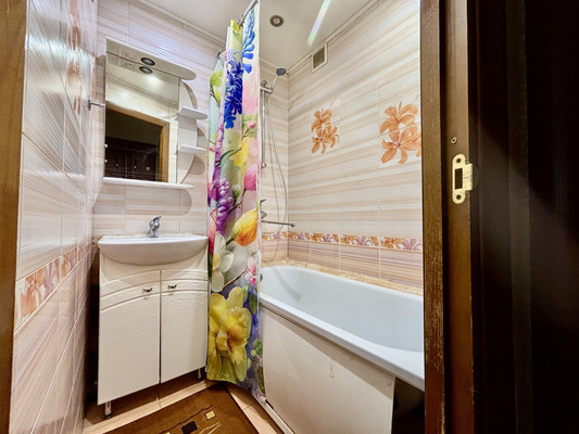 Продам двухкомнатную (2-комн.) квартиру, Космонавта Комарова ул, 2, Воронеж г