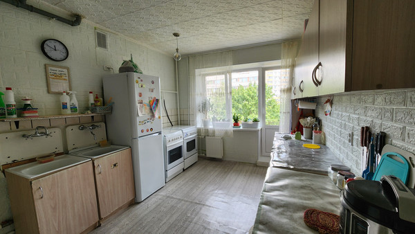 Продам комнату в 8-комн. квартире, Ушинского ул, 5к2, Санкт-Петербург г