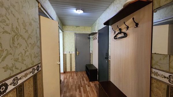Продам комнату в 8-комн. квартире, Ушинского ул, 5к2, Санкт-Петербург г