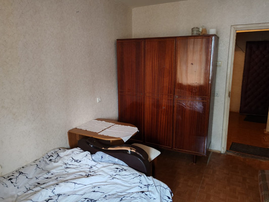 Продам трехкомнатную (3-комн.) квартиру, Октябрьская ул, 81, Колпино г