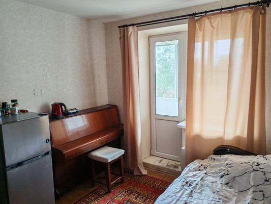 Продам трехкомнатную (3-комн.) квартиру, Октябрьская ул, 81, Колпино г