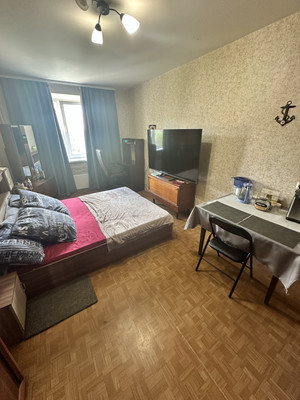 Продам трехкомнатную (3-комн.) квартиру, Октябрьская ул, 81, Колпино г