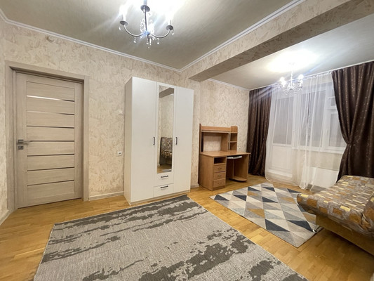 Продам трехкомнатную (3-комн.) квартиру, Маршала Савицкого ул, 30, Москва г