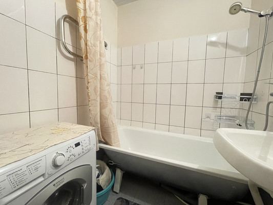 Продам трехкомнатную (3-комн.) квартиру, Маршала Савицкого ул, 30, Москва г