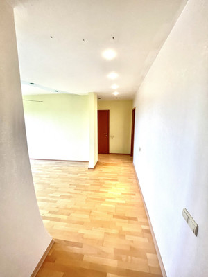 Продам трехкомнатную (3-комн.) квартиру, Парковая ул, 34, Слащево д