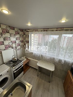 Продам трехкомнатную (3-комн.) квартиру, Испытателей пр-кт, 15к1, Санкт-Петербург г