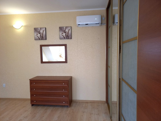 Продам трехкомнатную (3-комн.) квартиру, Гагарина ул, 6, Волгодонск г
