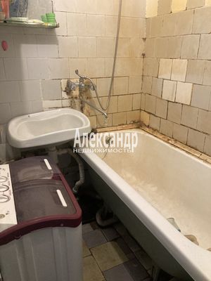 Продам трехкомнатную (3-комн.) квартиру, Колпинская ул, 60к3, Колпино г