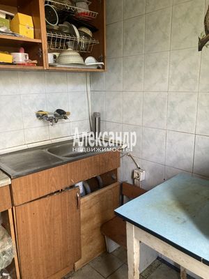 Продам трехкомнатную (3-комн.) квартиру, Колпинская ул, 60к3, Колпино г