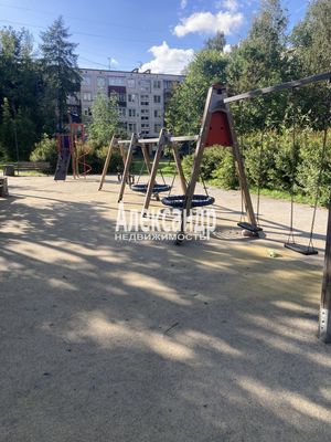 Продам трехкомнатную (3-комн.) квартиру, Колпинская ул, 60к3, Колпино г