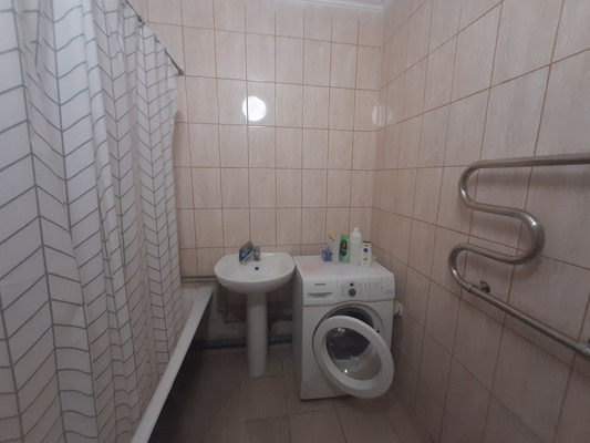 Продам двухкомнатную (2-комн.) квартиру, Индустриальная ул, 28к2, Симферополь г