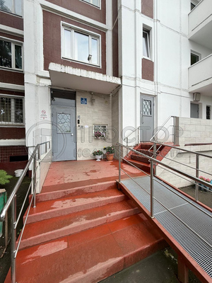Продам двухкомнатную (2-комн.) квартиру, Литовский б-р, 5/10, Москва г