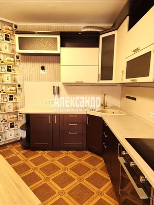 Продам трехкомнатную (3-комн.) квартиру, Знаменская ул, 1/8, Всеволожск г