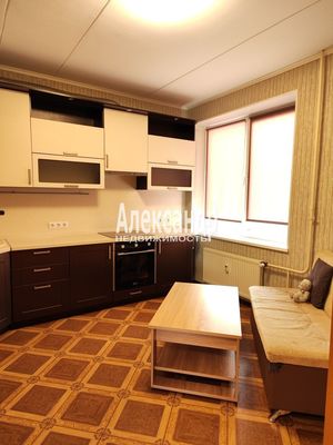 Продам трехкомнатную (3-комн.) квартиру, Знаменская ул, 1/8, Всеволожск г