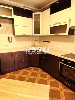Продам трехкомнатную (3-комн.) квартиру, Знаменская ул, 1/8, Всеволожск г