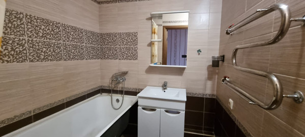 Продам трехкомнатную (3-комн.) квартиру, Медведева ул, 65к3, Брянск г