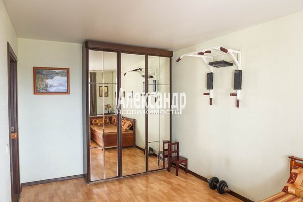 Продам трехкомнатную (3-комн.) квартиру, Комендантский пр-кт, 34к1Б, Санкт-Петербург г