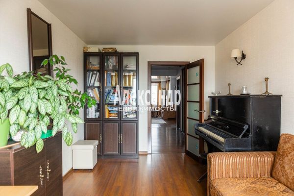 Продам трехкомнатную (3-комн.) квартиру, Комендантский пр-кт, 34к1Б, Санкт-Петербург г