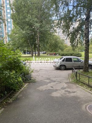 Продам многокомнатную квартиру, Комендантский пр-кт, 16к2, Санкт-Петербург г