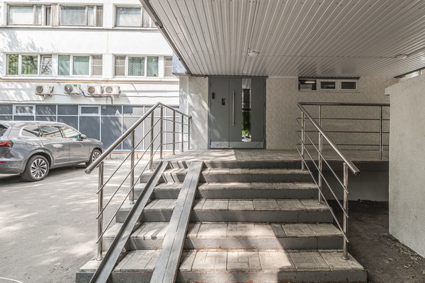 Продам трехкомнатную (3-комн.) квартиру, Ленинский пр-кт, 102, Москва г