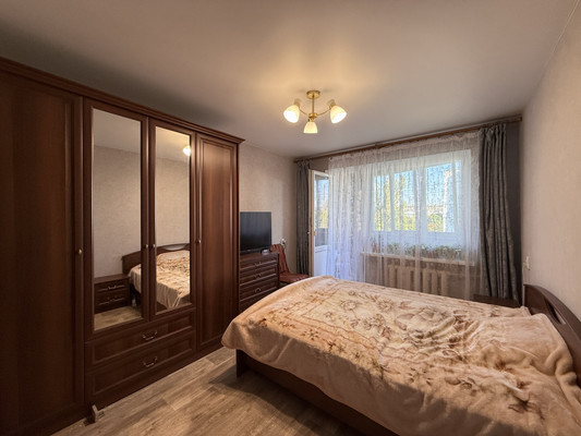 Продам трехкомнатную (3-комн.) квартиру, 60 лет Октября ул, 28/80, Симферополь г