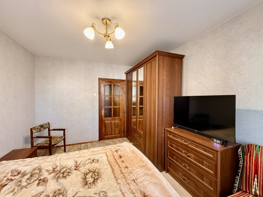 Продам трехкомнатную (3-комн.) квартиру, 60 лет Октября ул, 28/80, Симферополь г