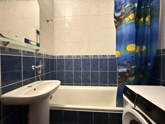 Продам трехкомнатную (3-комн.) квартиру, 60 лет Октября ул, 28/80, Симферополь г