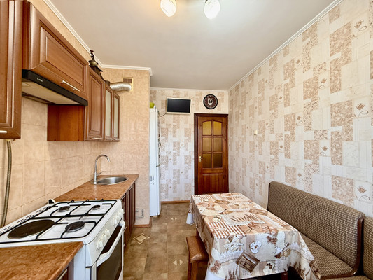 Продам трехкомнатную (3-комн.) квартиру, 60 лет Октября ул, 28/80, Симферополь г