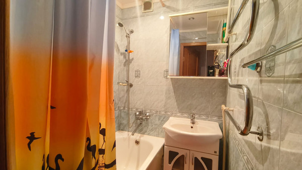 Продам двухкомнатную (2-комн.) квартиру, Яблочкова ул, 31, Астрахань г