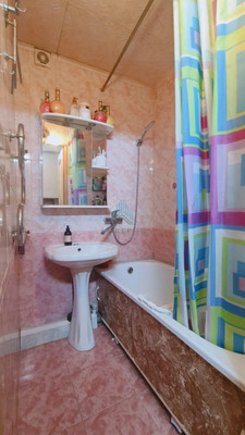 Продам трехкомнатную (3-комн.) квартиру, Кубанская ул, 31к1, Астрахань г