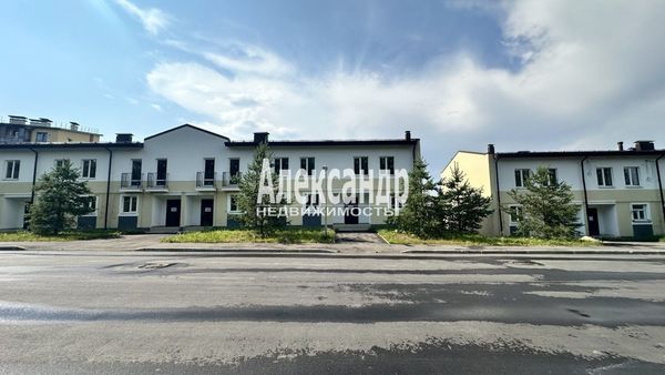 Продам долю в 3-комн. квартире, Средний пр-кт, 44, Мистолово д