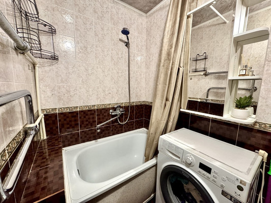 Продам многокомнатную квартиру, Космонавтов ул, 4, Астрахань г