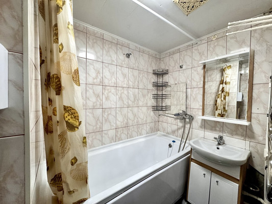 Продам трехкомнатную (3-комн.) квартиру, Батайская ул, 23, Астрахань г