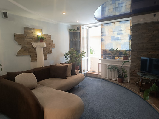 Продам двухкомнатную (2-комн.) квартиру, Совхозная ул, 4а, Симферополь г