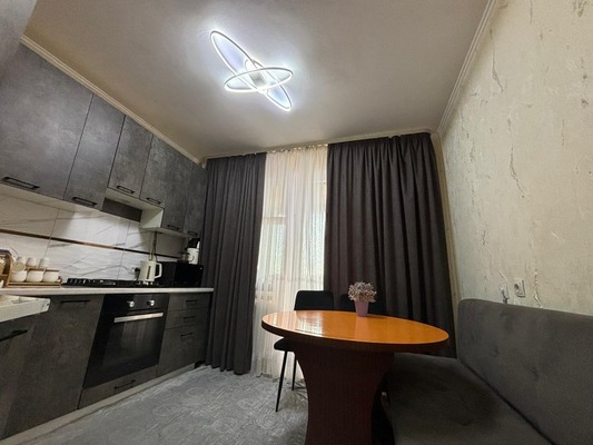 Продам трехкомнатную (3-комн.) квартиру, Ешиль Ада ул, 2, Симферополь г