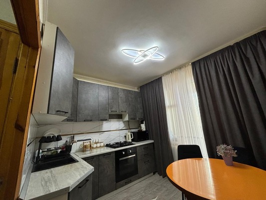 Продам трехкомнатную (3-комн.) квартиру, Ешиль Ада ул, 2, Симферополь г