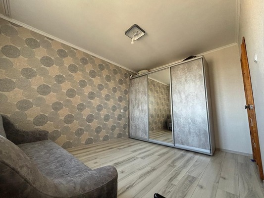 Продам трехкомнатную (3-комн.) квартиру, Ешиль Ада ул, 2, Симферополь г