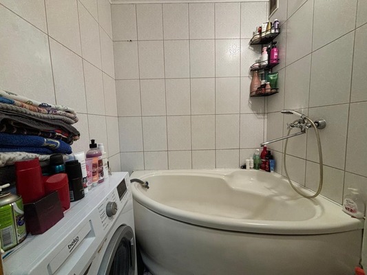 Продам трехкомнатную (3-комн.) квартиру, Ешиль Ада ул, 2, Симферополь г