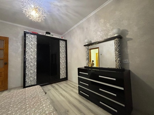 Продам трехкомнатную (3-комн.) квартиру, Ешиль Ада ул, 2, Симферополь г