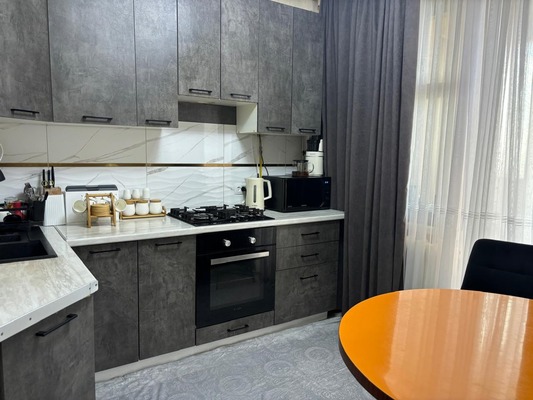 Продам трехкомнатную (3-комн.) квартиру, Ешиль Ада ул, 2, Симферополь г