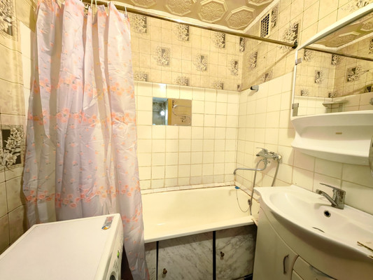 Продам двухкомнатную (2-комн.) квартиру, Симонова ул, 6, Казань г