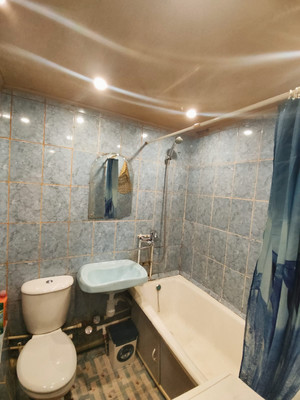 Продам двухкомнатную (2-комн.) квартиру, Адоратского ул, 56, Казань г